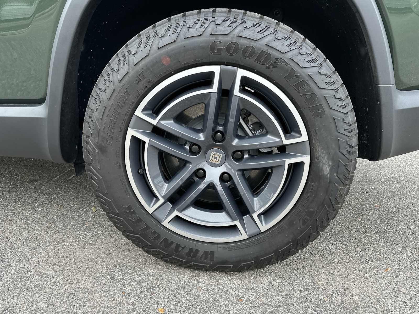 Thumbnail: 2025 Rivian R1S - 12