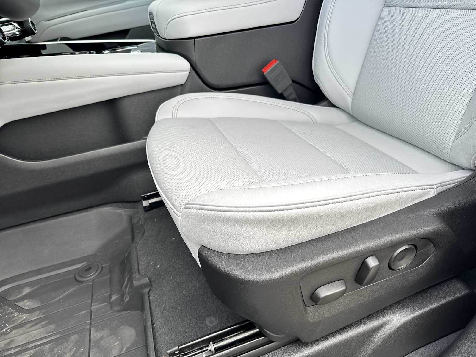 Thumbnail: 2025 Chevrolet Suburban - 20