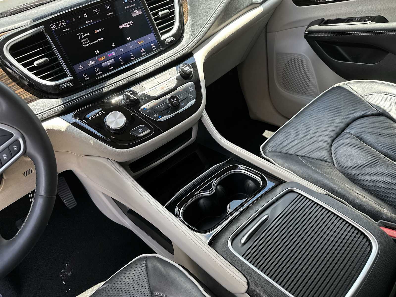 Thumbnail: 2023 Chrysler Pacifica - 21