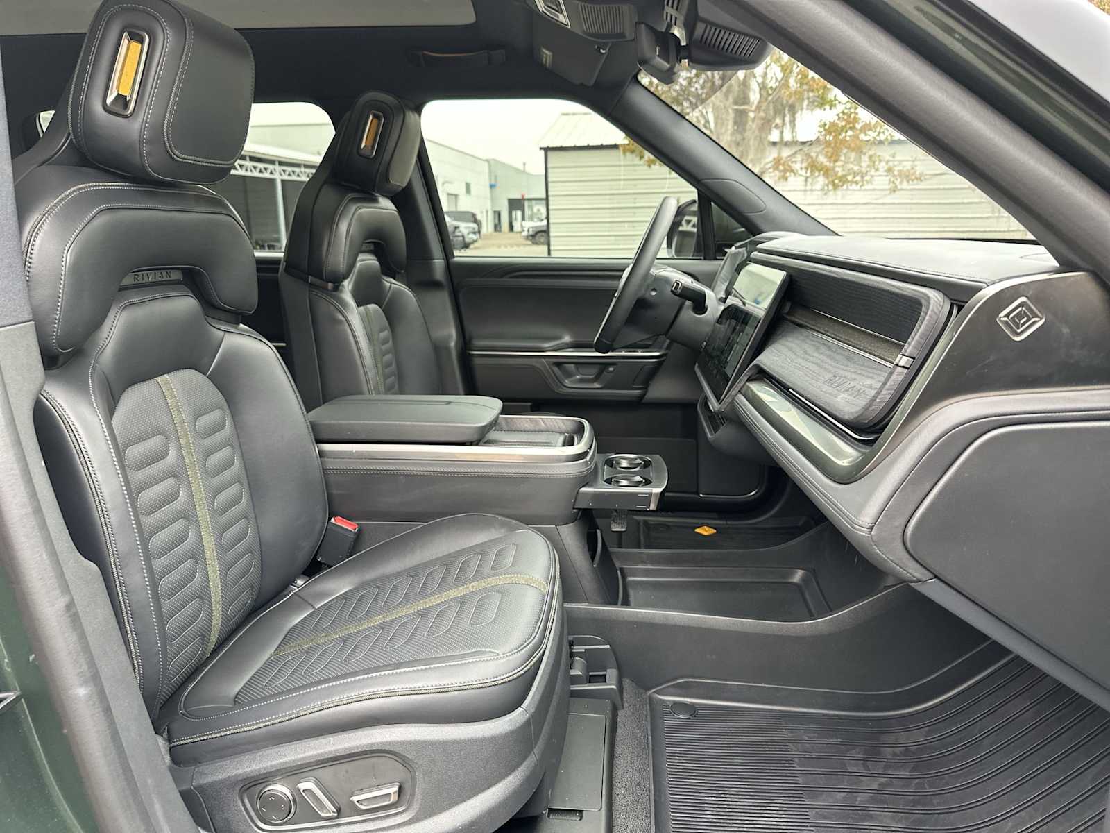 Thumbnail: 2025 Rivian R1S - 19
