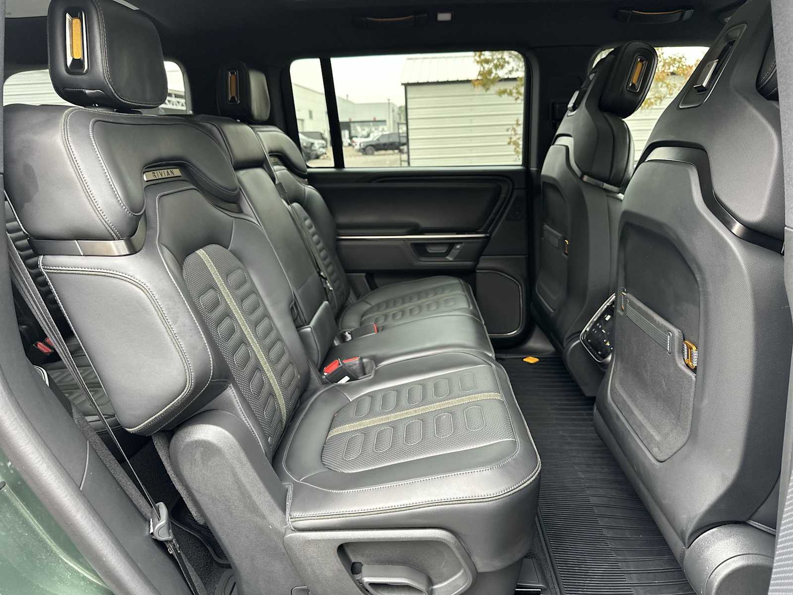 Thumbnail: 2025 Rivian R1S - 18