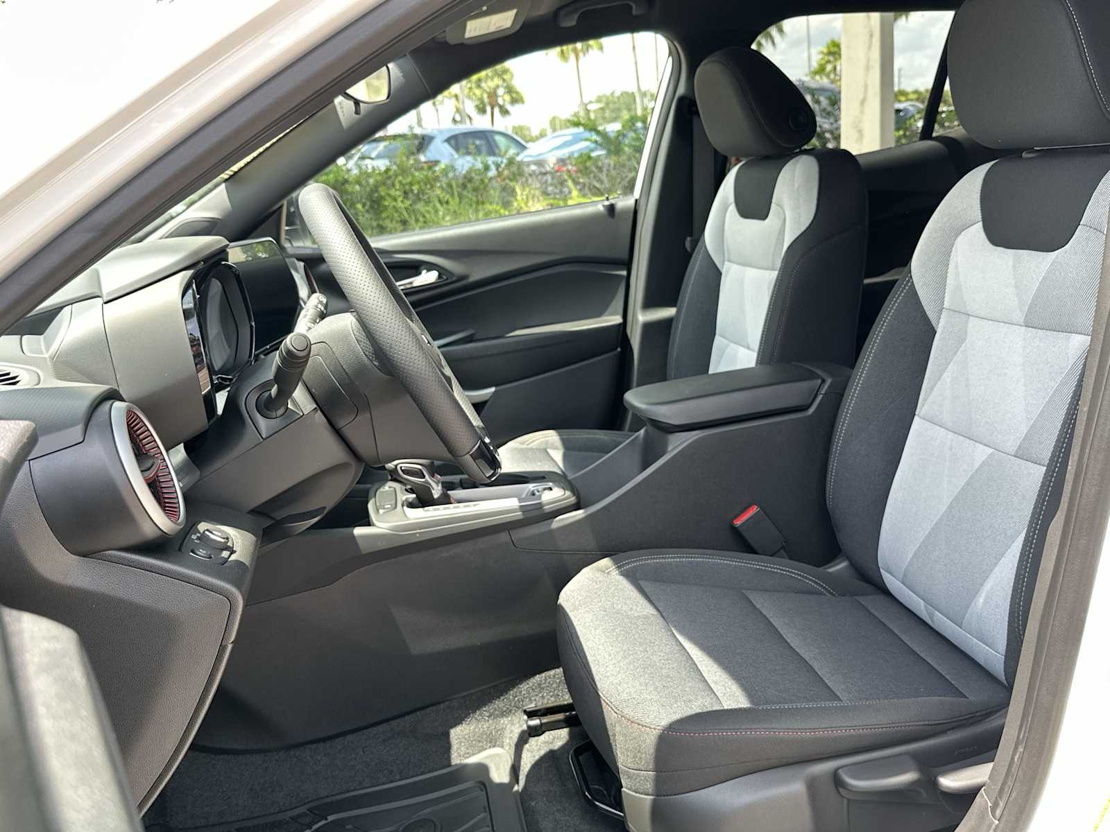 2025 Chevrolet Trax RS 12