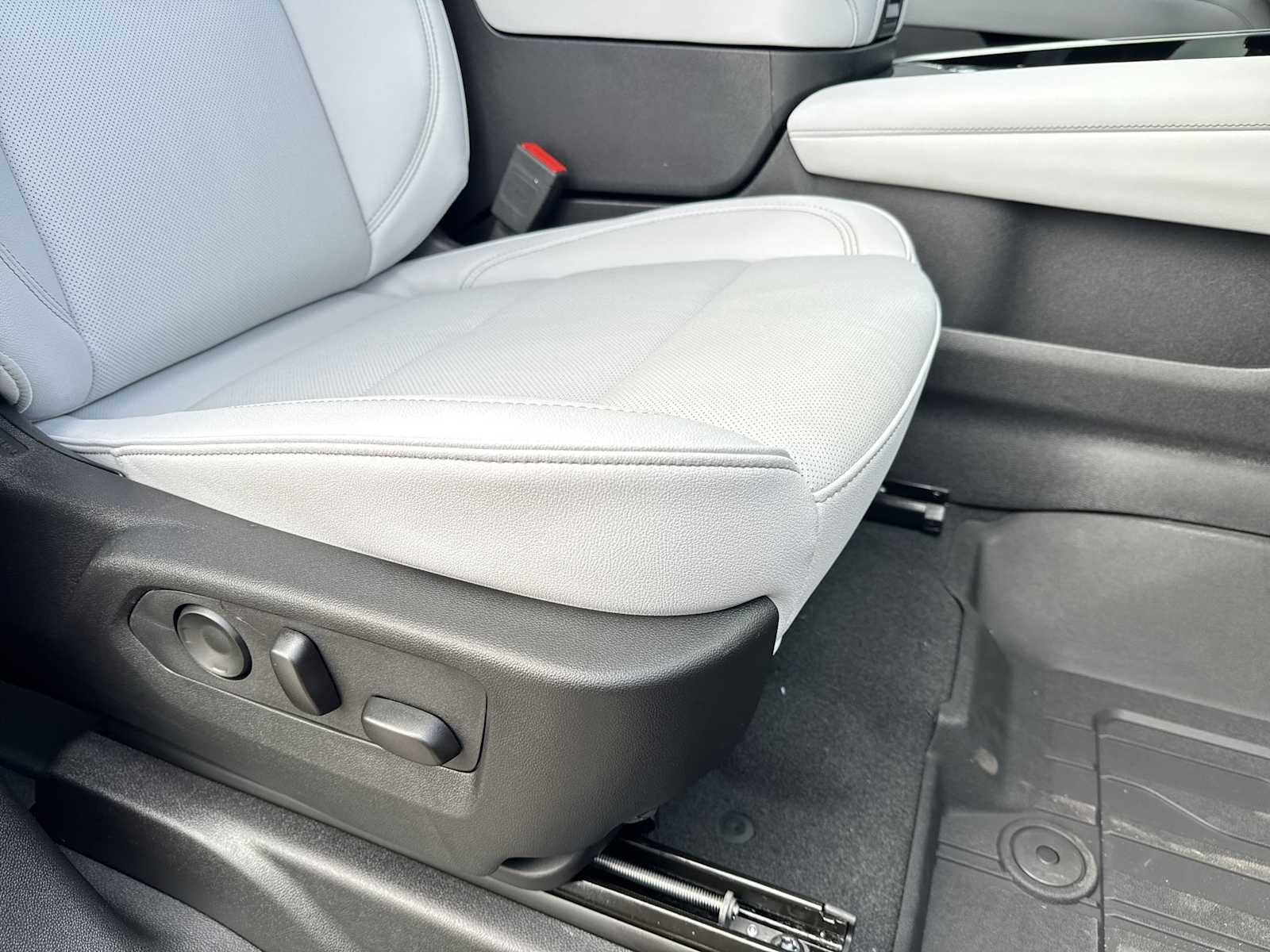 Thumbnail: 2025 Chevrolet Suburban - 25