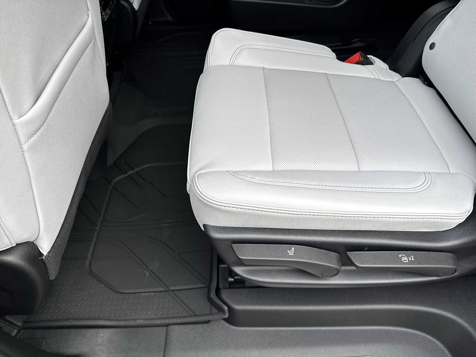 Thumbnail: 2025 Chevrolet Suburban - 23