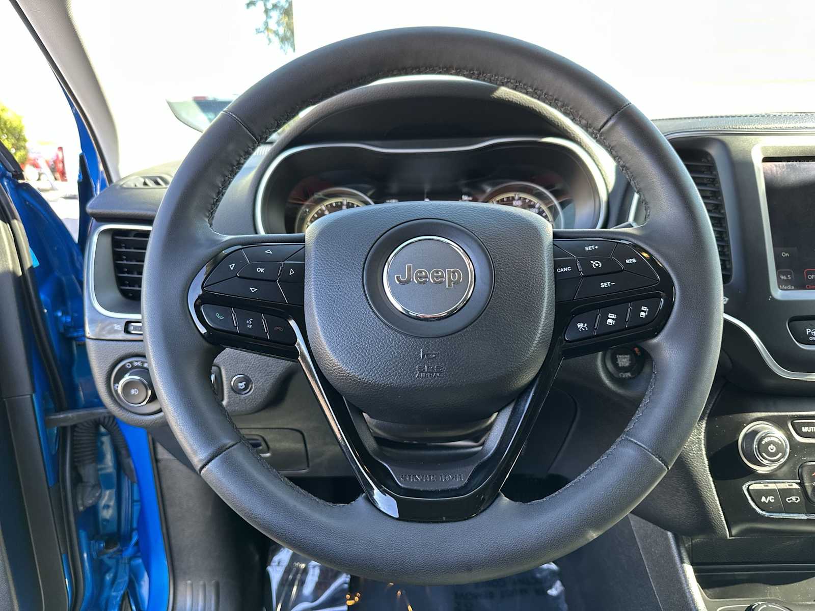 Thumbnail: 2023 Jeep Cherokee - 20