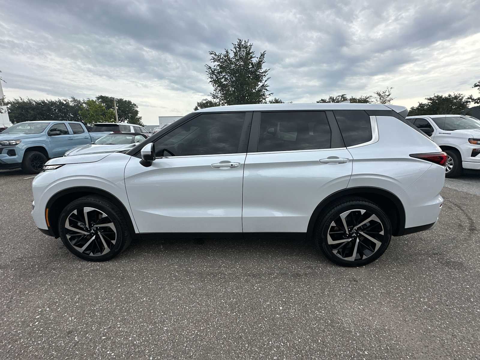 Thumbnail: 2024 Mitsubishi Outlander - 3
