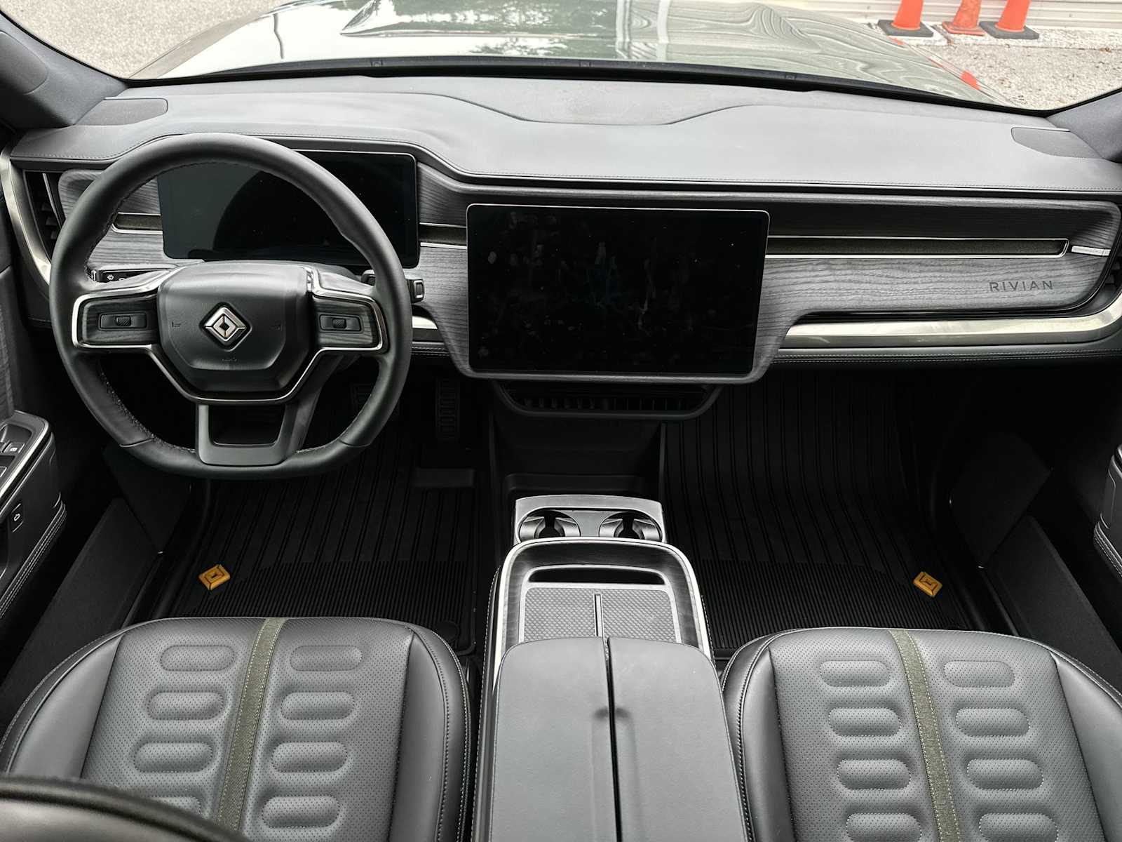 Thumbnail: 2025 Rivian R1S - 14