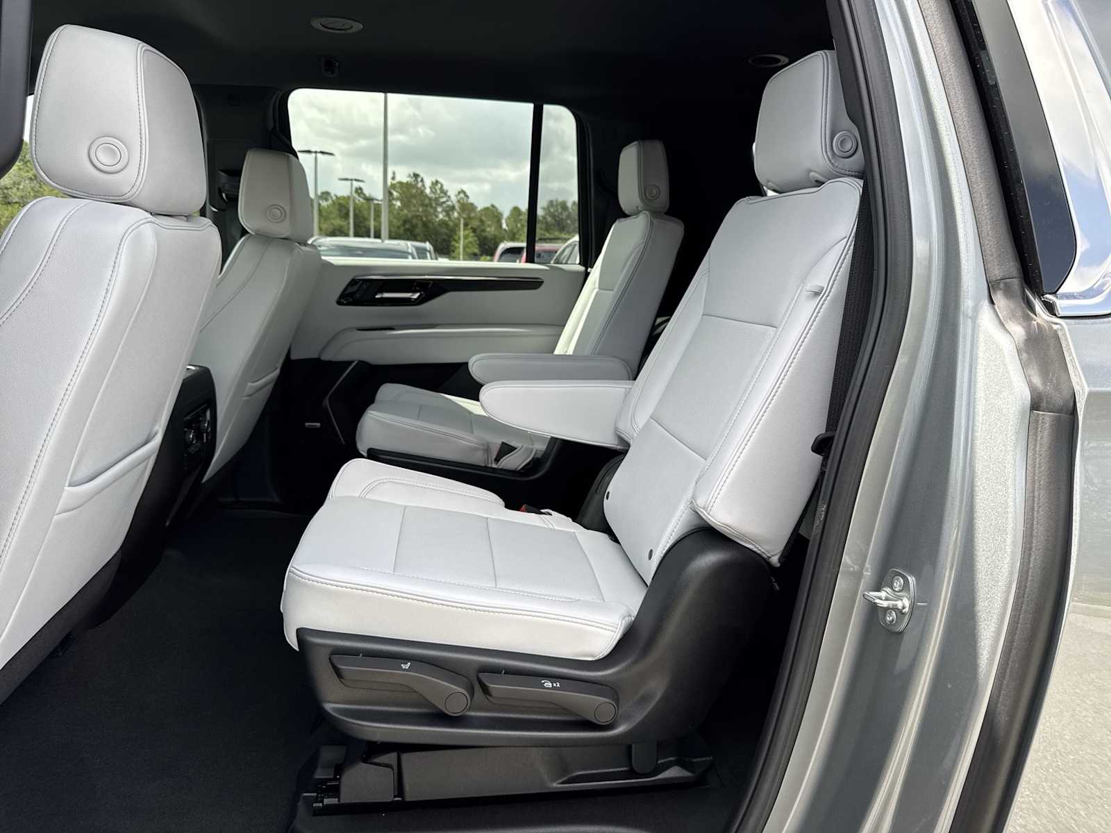 Thumbnail: 2025 Chevrolet Suburban - 17