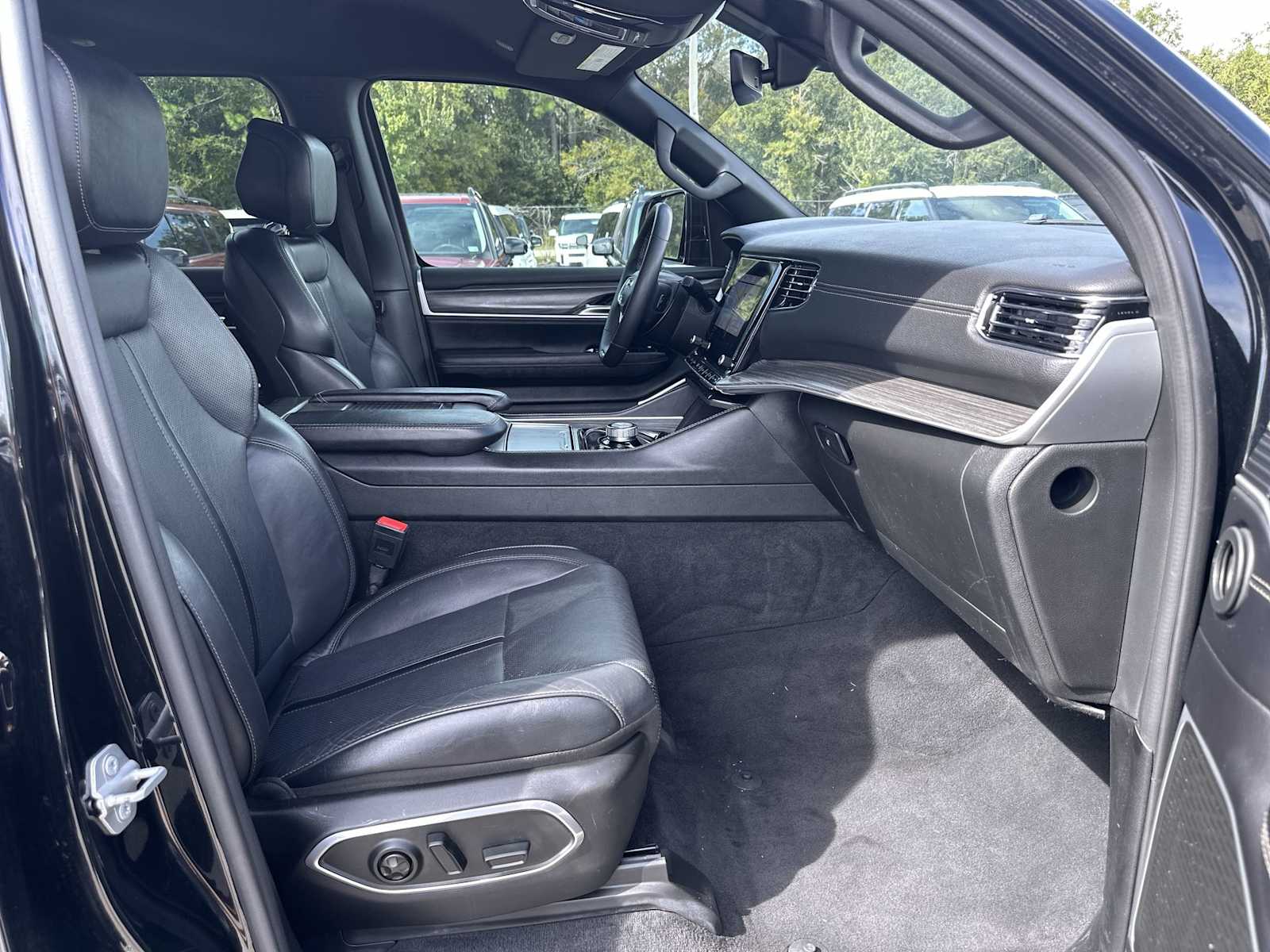 Thumbnail: 2023 Jeep Wagoneer - 19