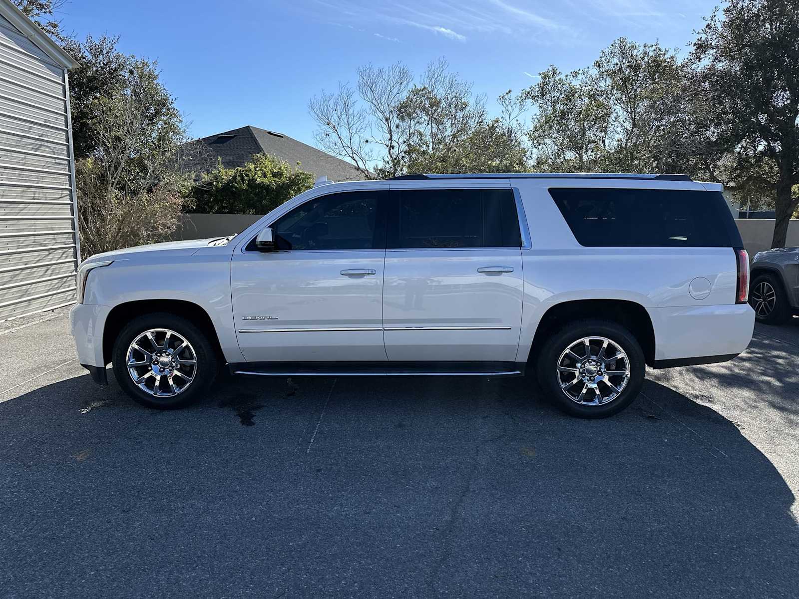 Thumbnail: 2019 GMC Yukon XL - 3