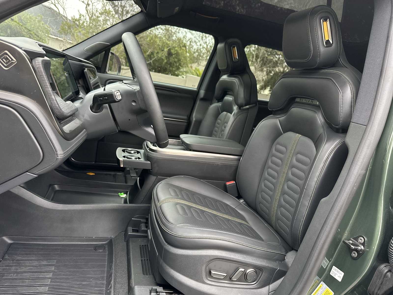 Thumbnail: 2025 Rivian R1S - 15