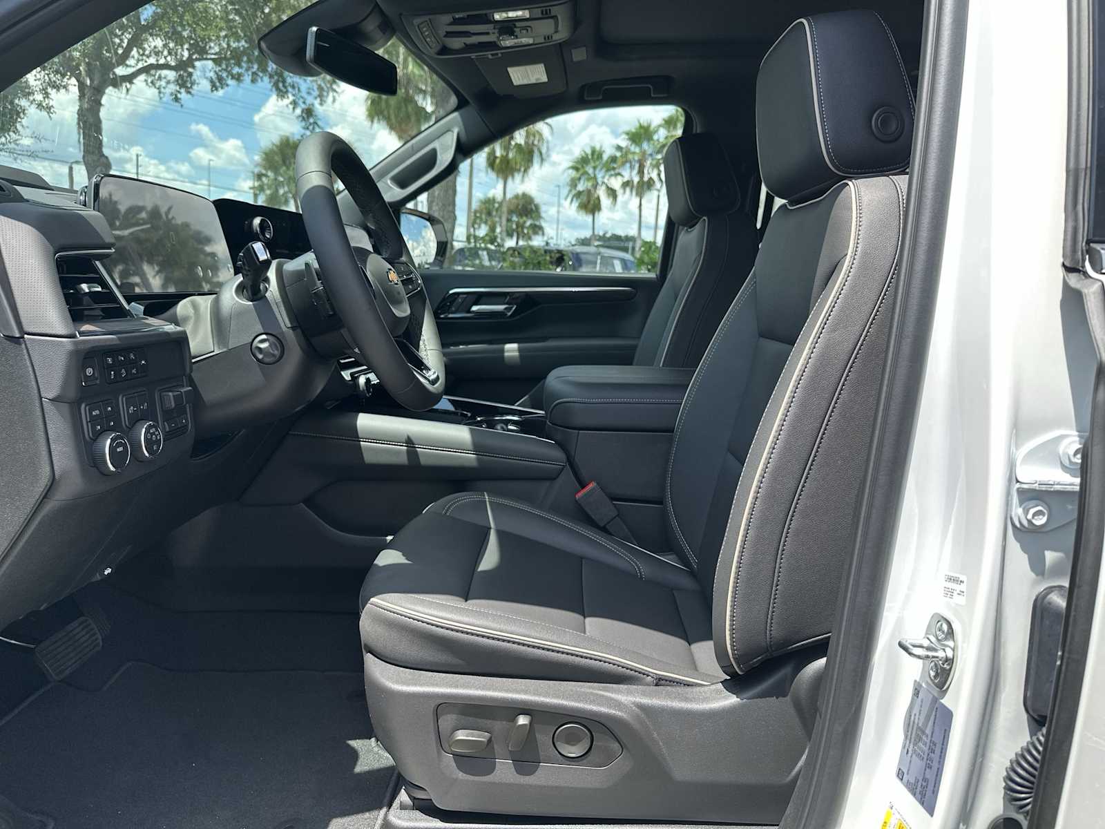 Thumbnail: 2025 Chevrolet Suburban - 15