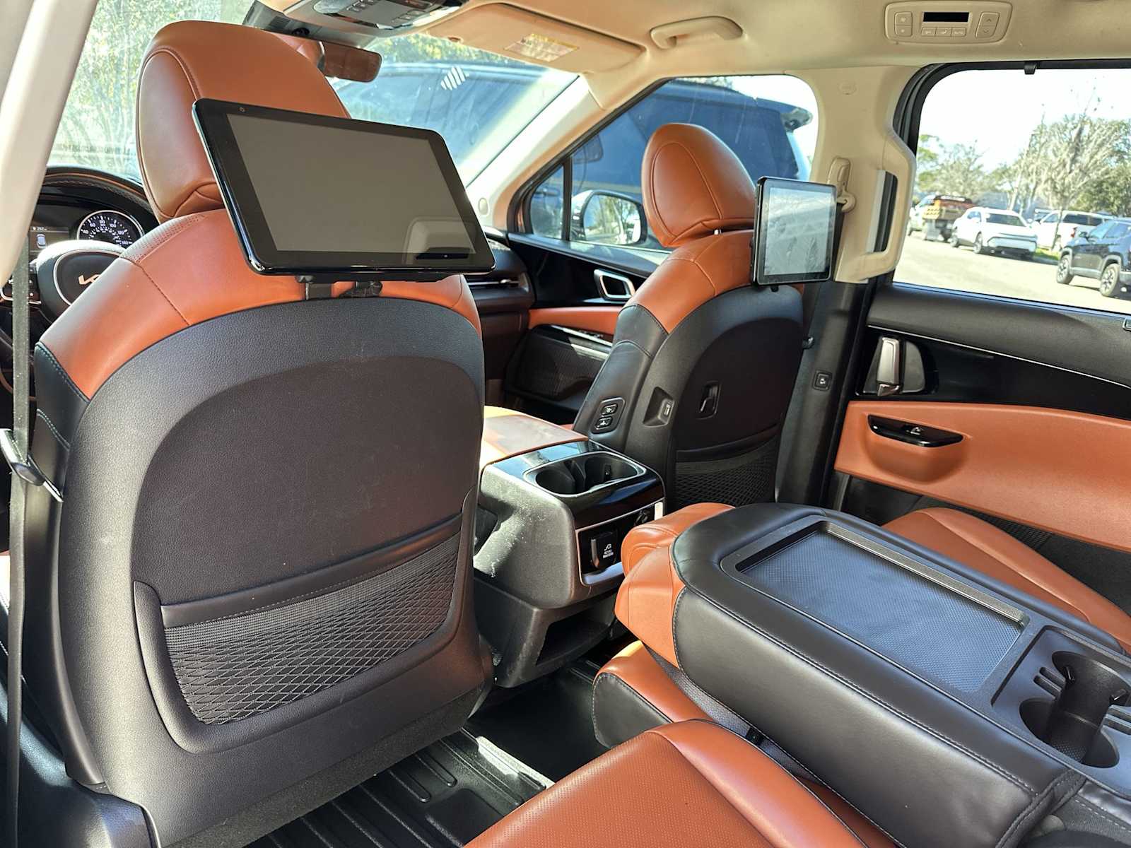 Thumbnail: 2022 Kia Carnival - 16