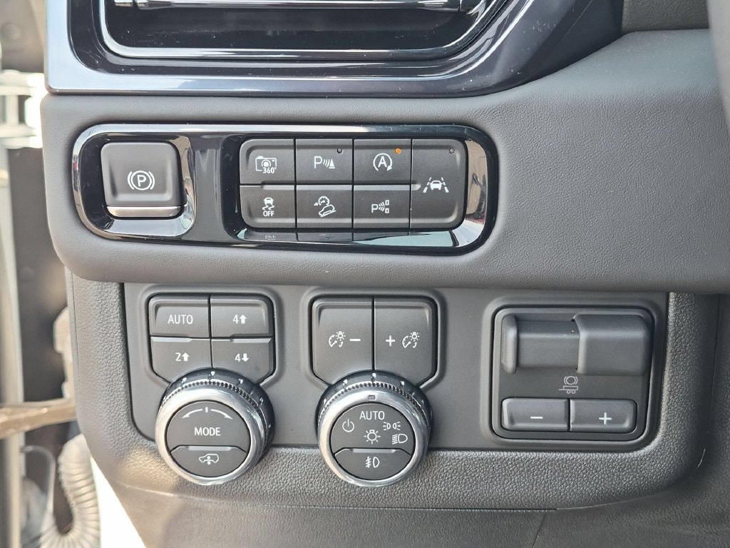 2025 GMC Yukon AT4 Ultimate - Photo 17