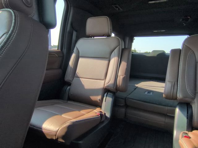 2023 Chevrolet Suburban High Country photo 3