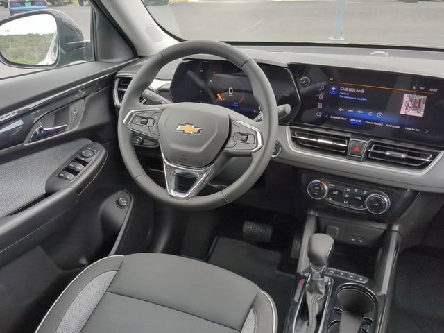 2025 Chevrolet Trailblazer LT photo 2