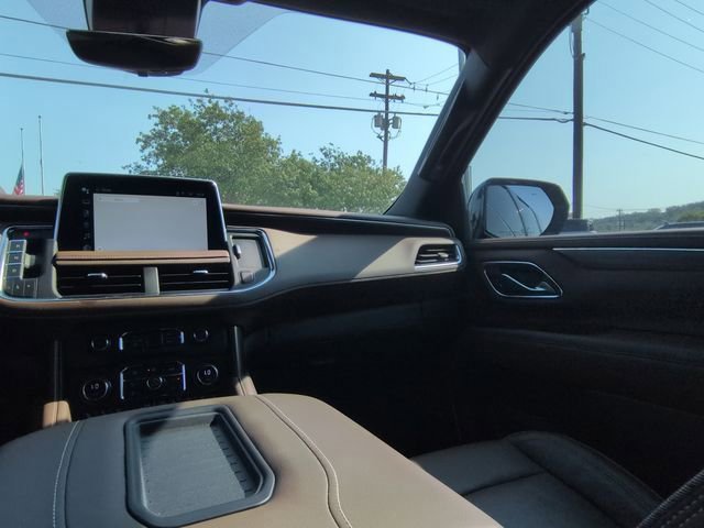 2023 Chevrolet Suburban High Country photo 2