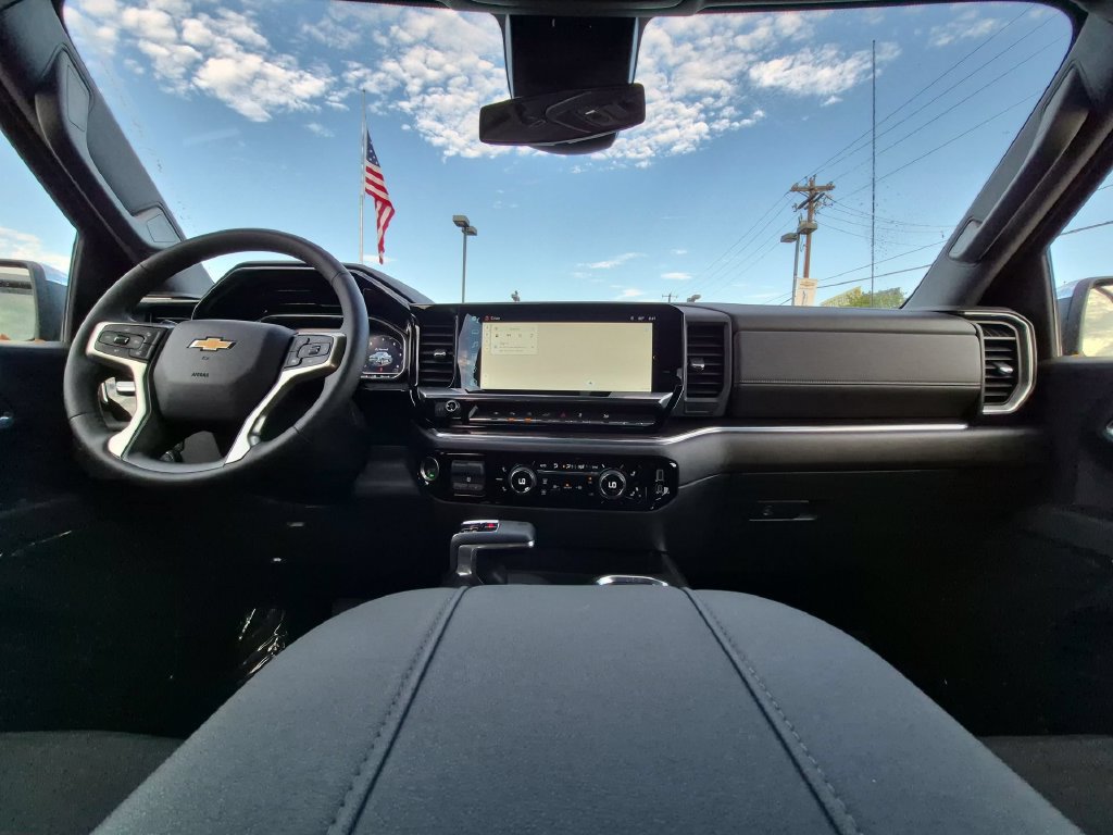 2023 Chevrolet Silverado 1500 LT - Photo 2