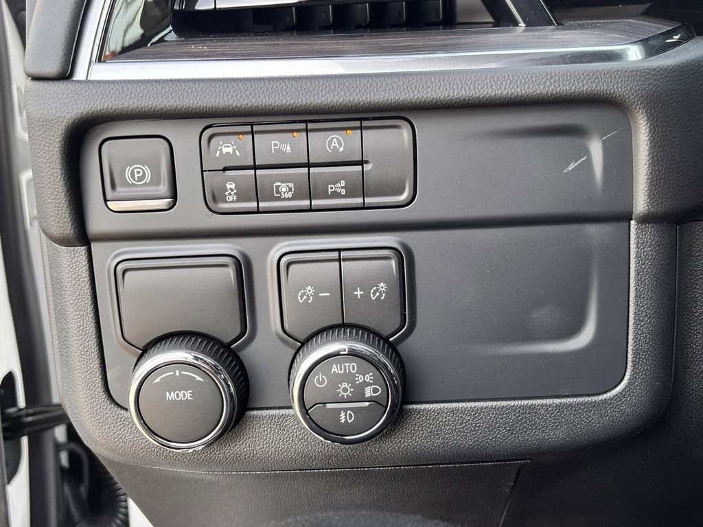 2026 Chevrolet Suburban LT - Photo 18