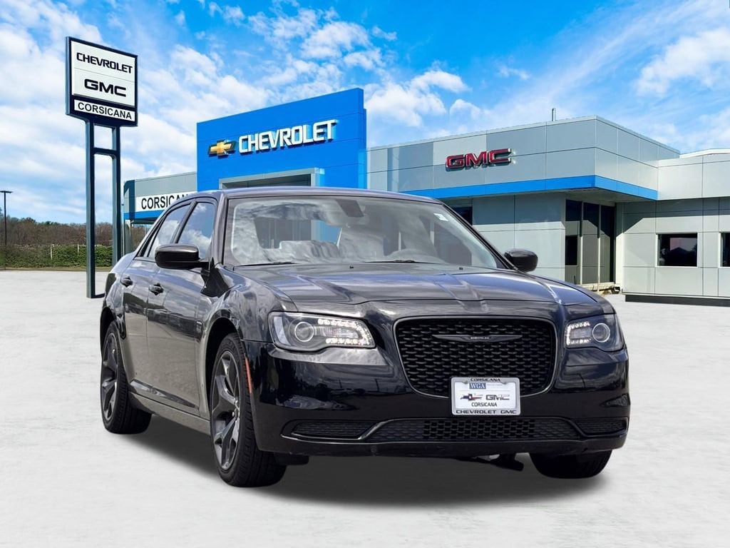 2023 Chrysler 300 Touring's photo