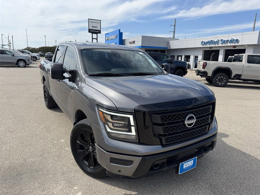2023 Nissan Titan SV photo 2
