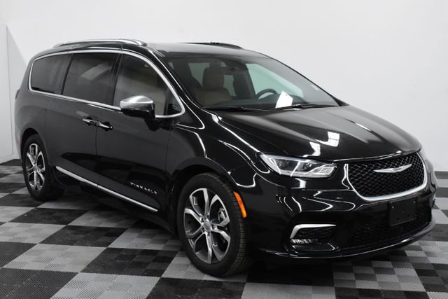 2022 Chrysler Pacifica Pinnacle's photo