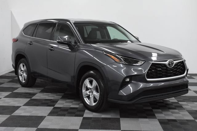 2022 Toyota Highlander LE's photo