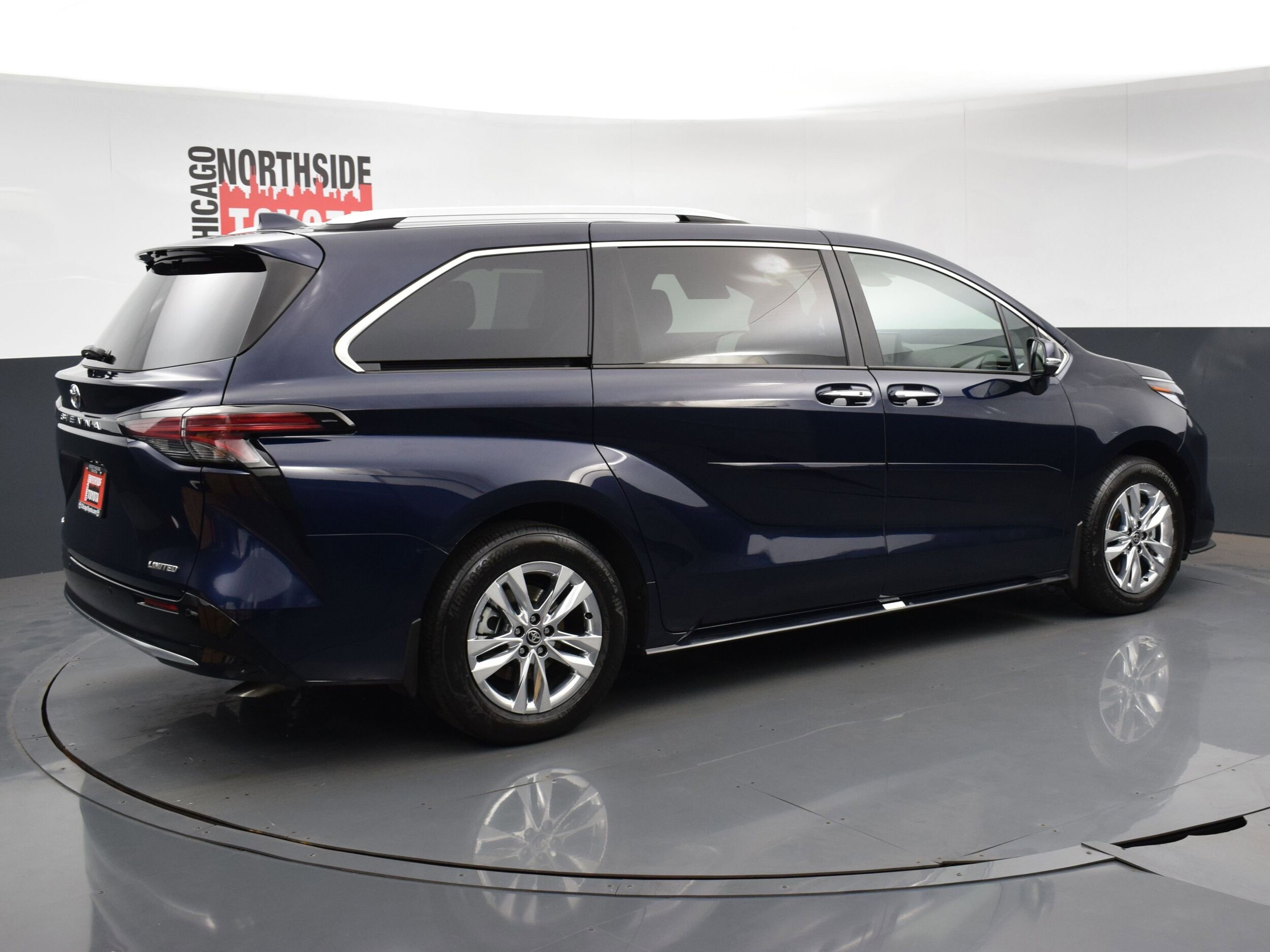2025 Toyota Sienna Limited photo 4