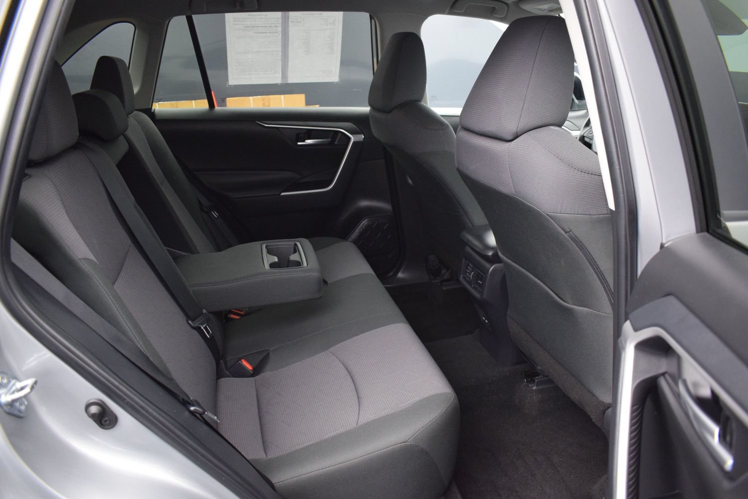 2025 Toyota RAV4 XLE - Photo 11