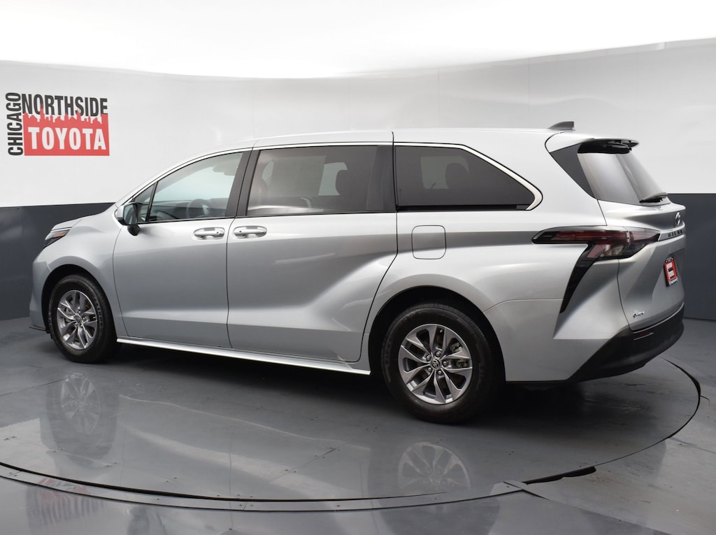 Used 2025 Toyota Sienna LE Mini-van, Passenger