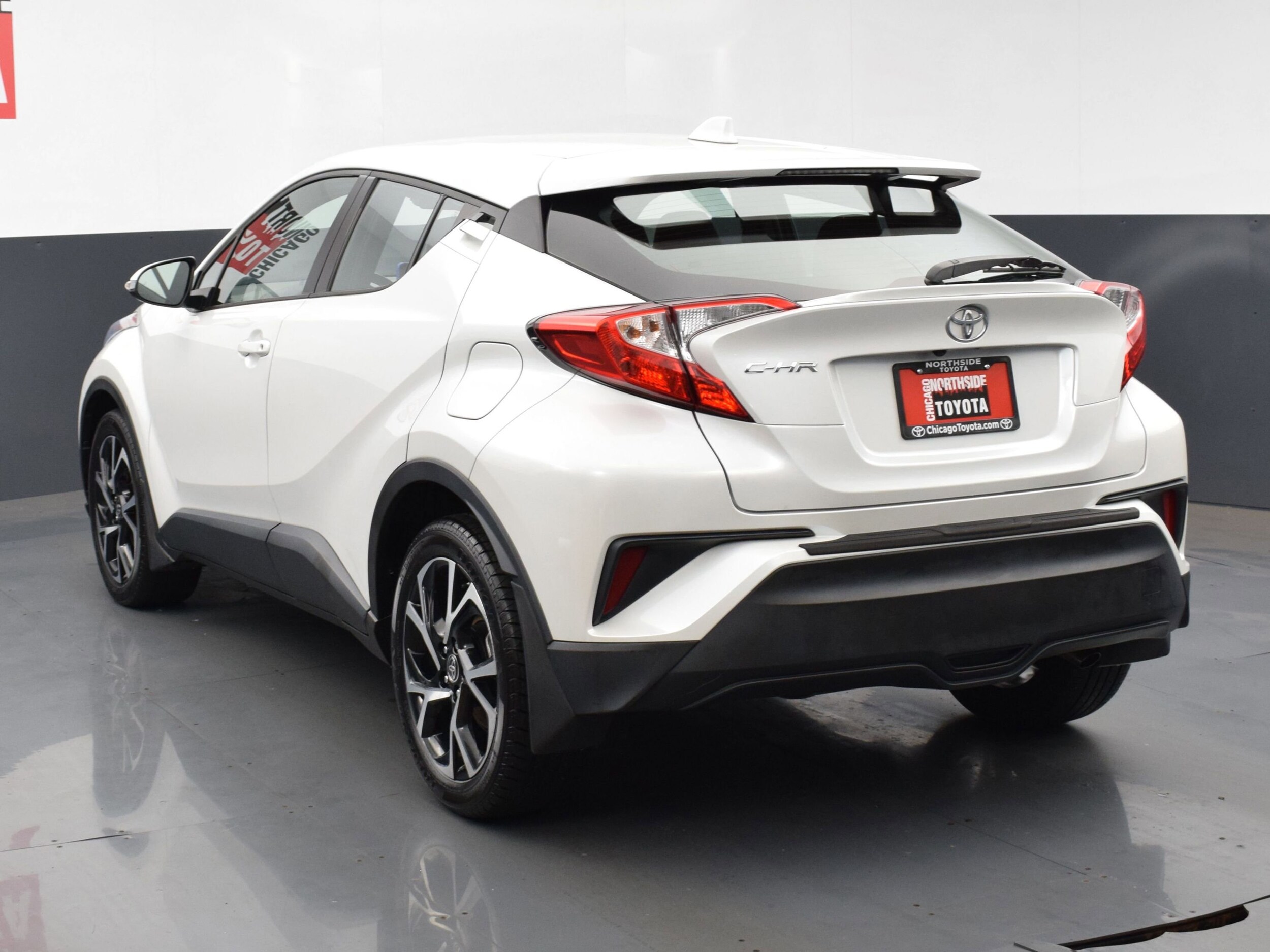 2022 Toyota C-HR XLE photo 2