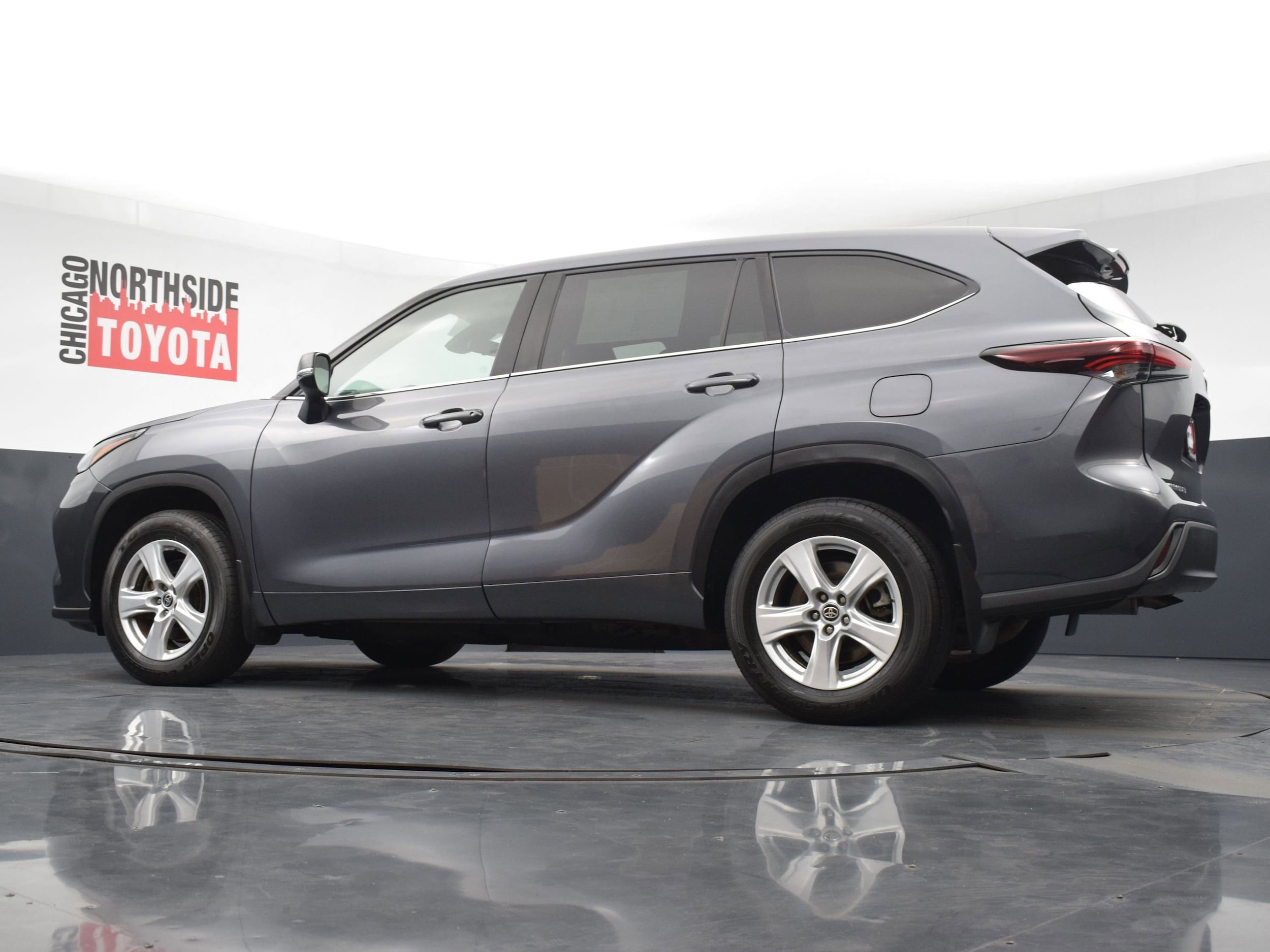 2024 Toyota Highlander LE - Photo 28
