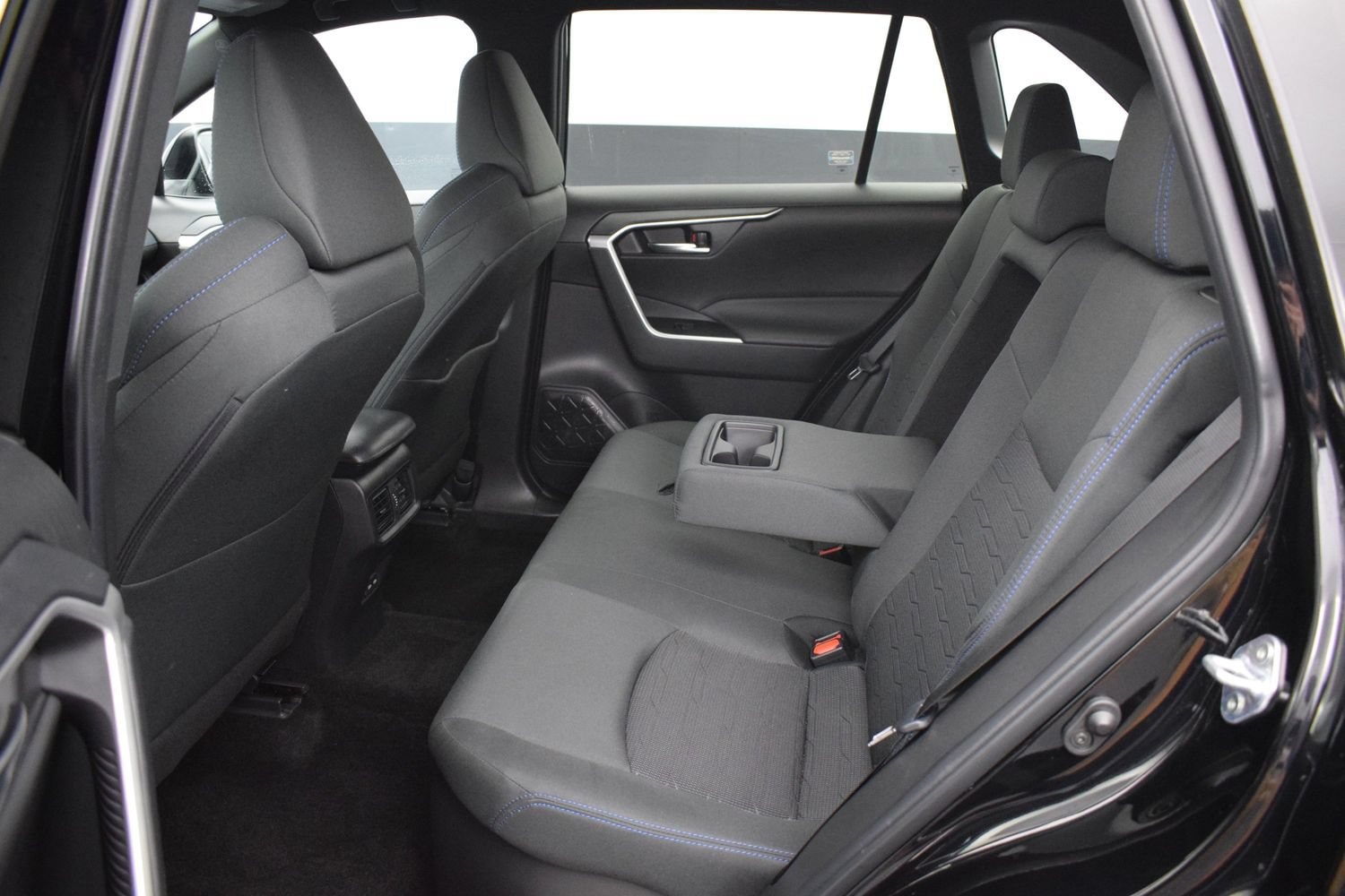 2024 Toyota RAV4 SE - Photo 12