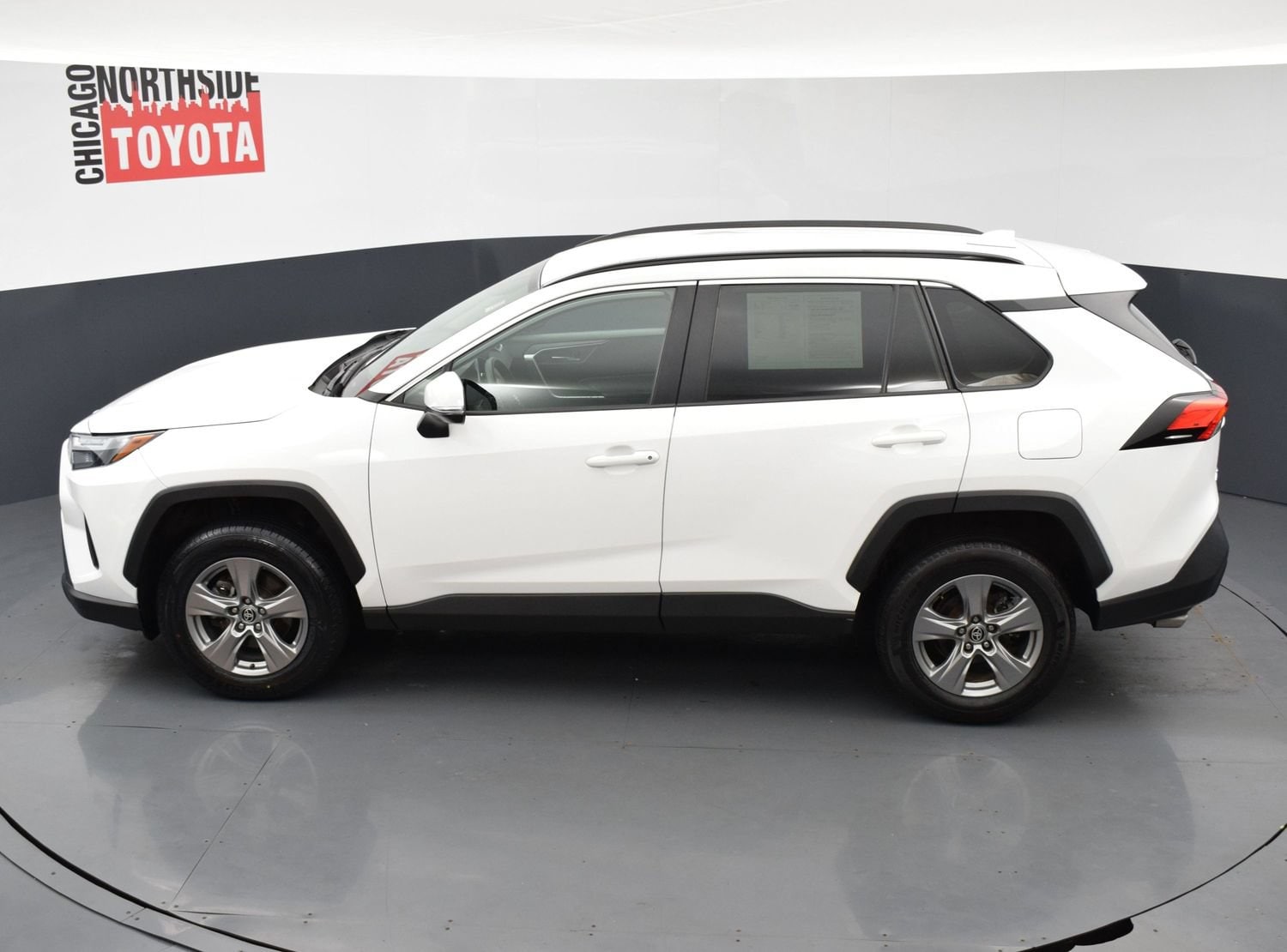 2024 Toyota RAV4 XLE - Photo 17