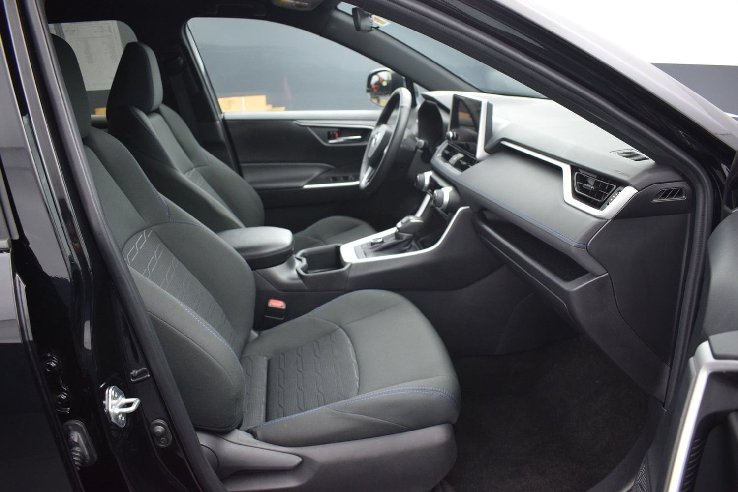 2024 Toyota RAV4 SE - Photo 10