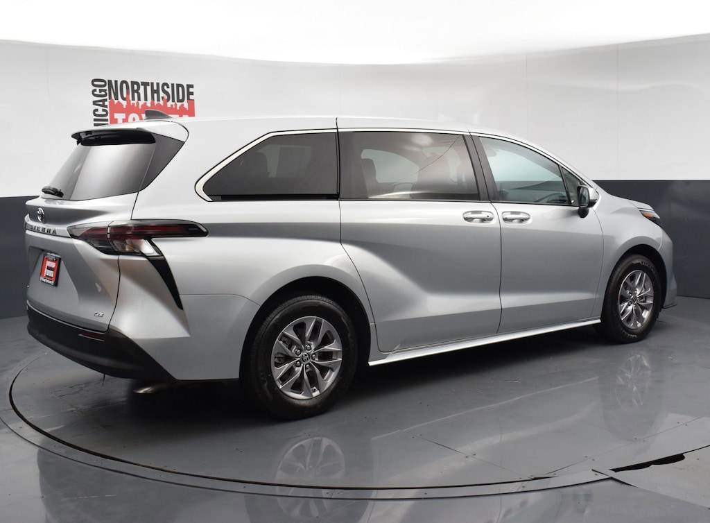 Used 2025 Toyota Sienna LE Mini-van, Passenger