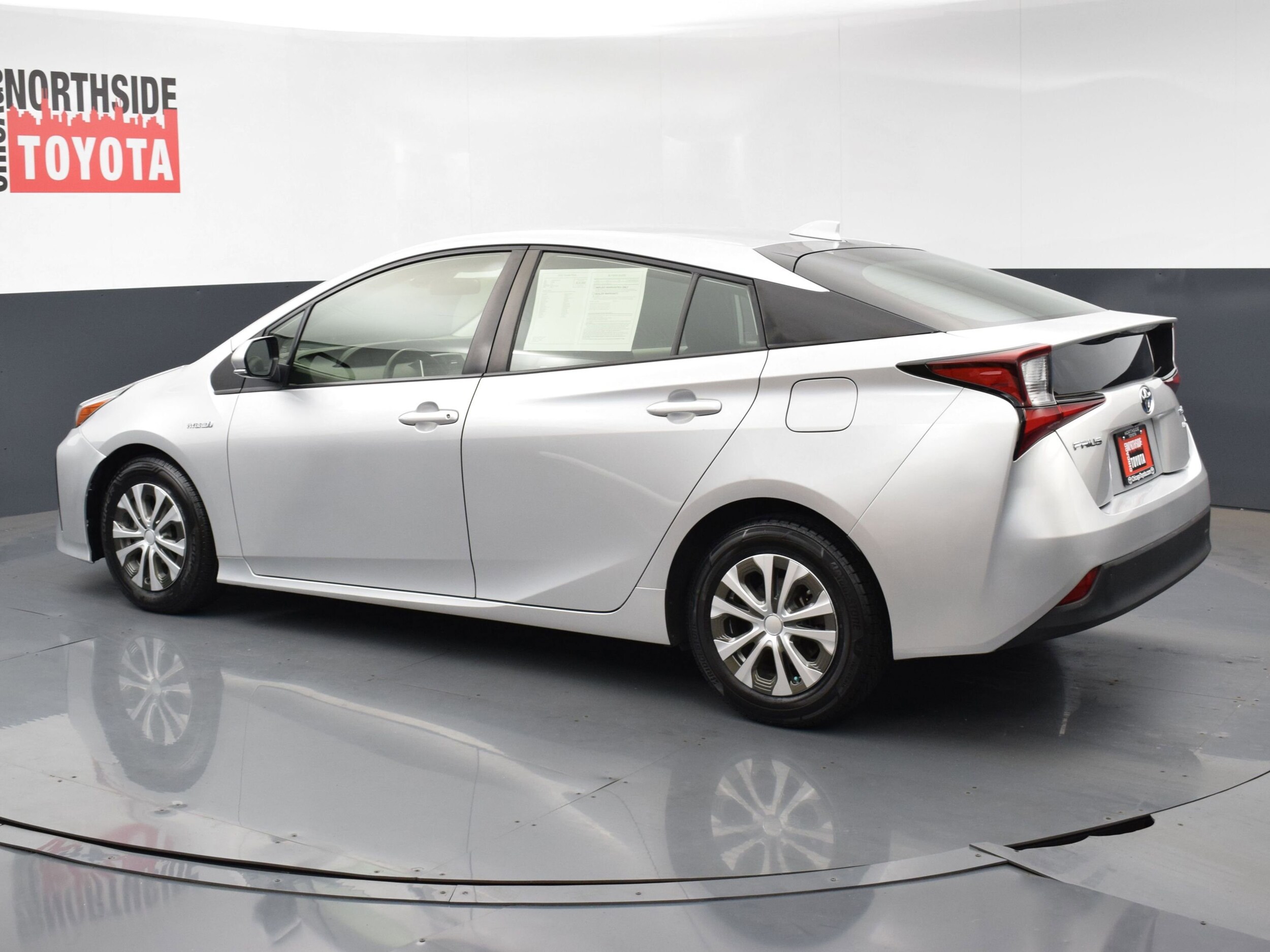 2022 Toyota Prius L photo 2