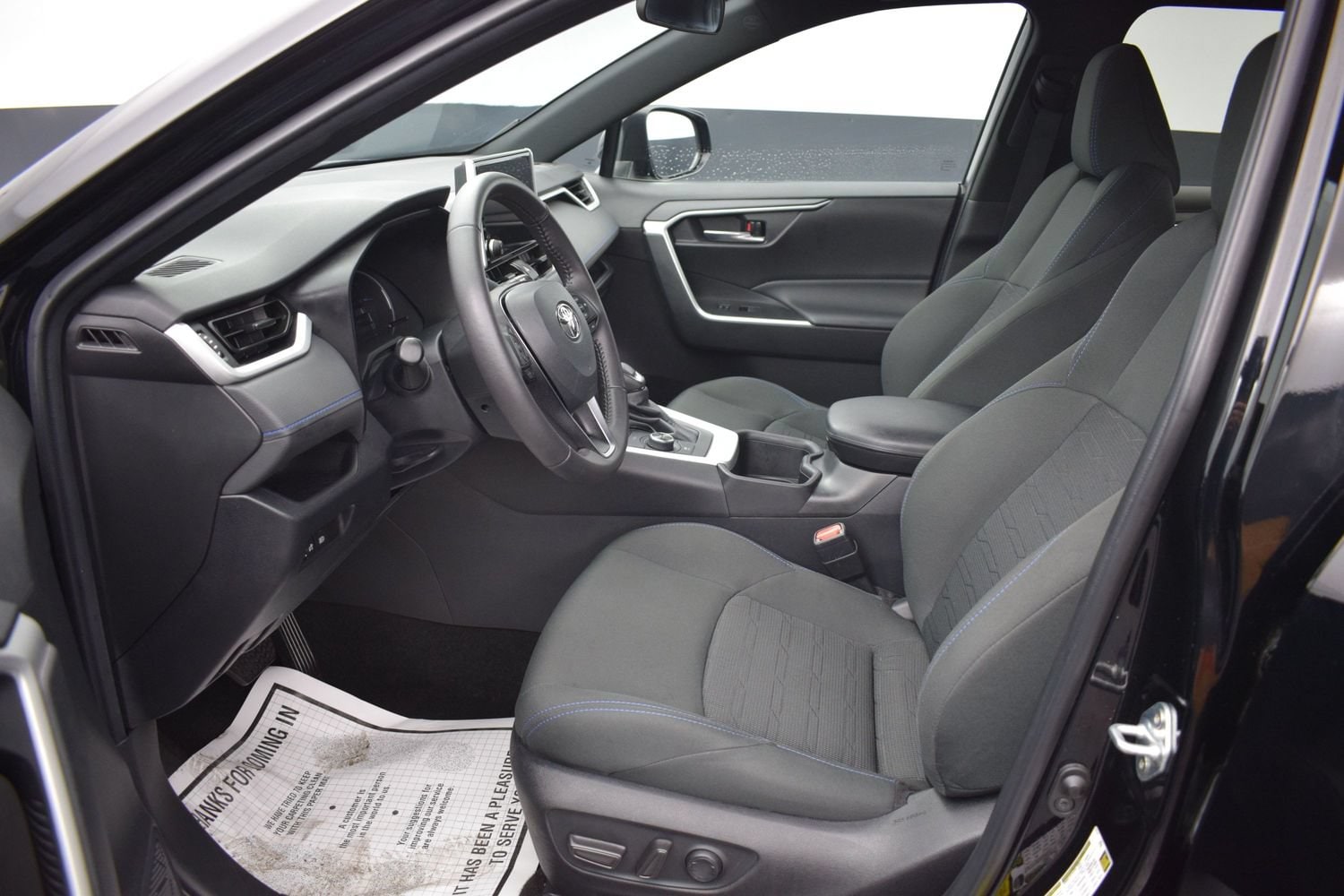 2024 Toyota RAV4 SE - Photo 13
