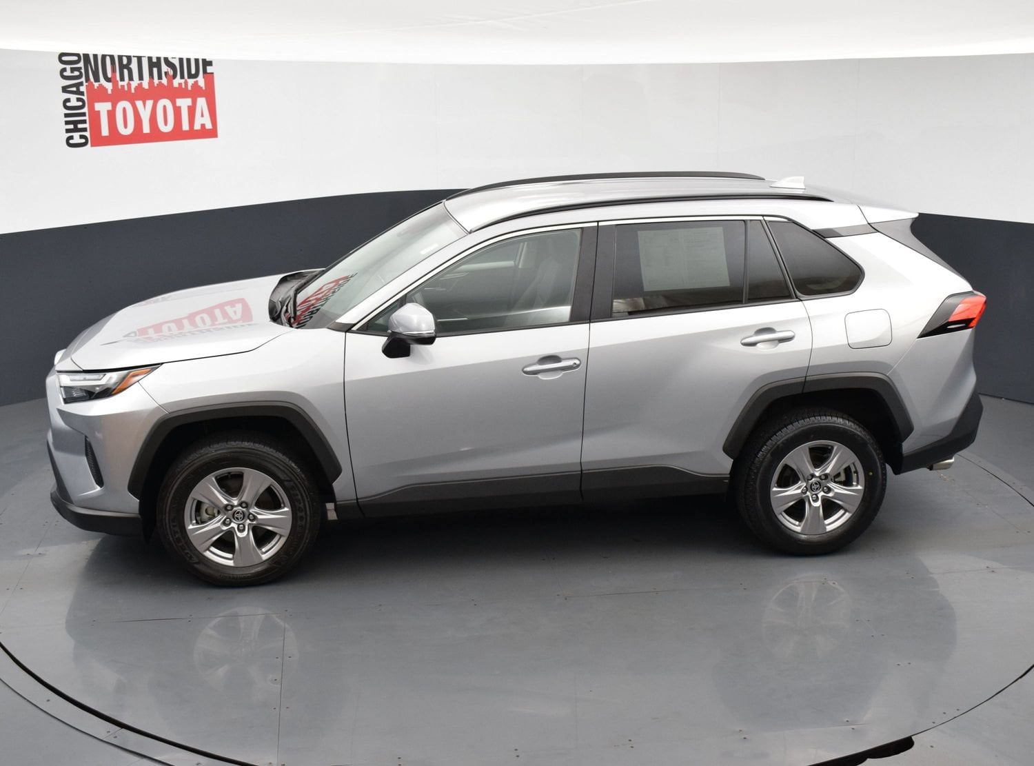 2025 Toyota RAV4 XLE - Photo 17