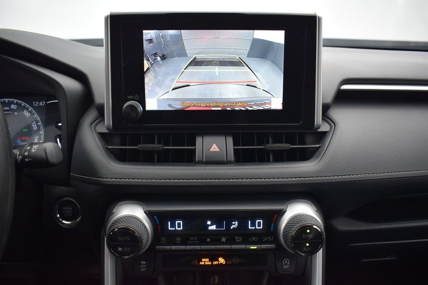 2025 Toyota RAV4 XLE - Photo 15
