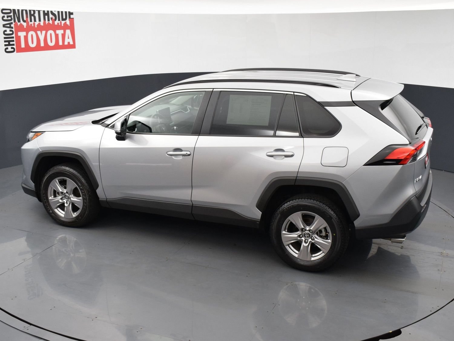 2025 Toyota RAV4 XLE - Photo 18