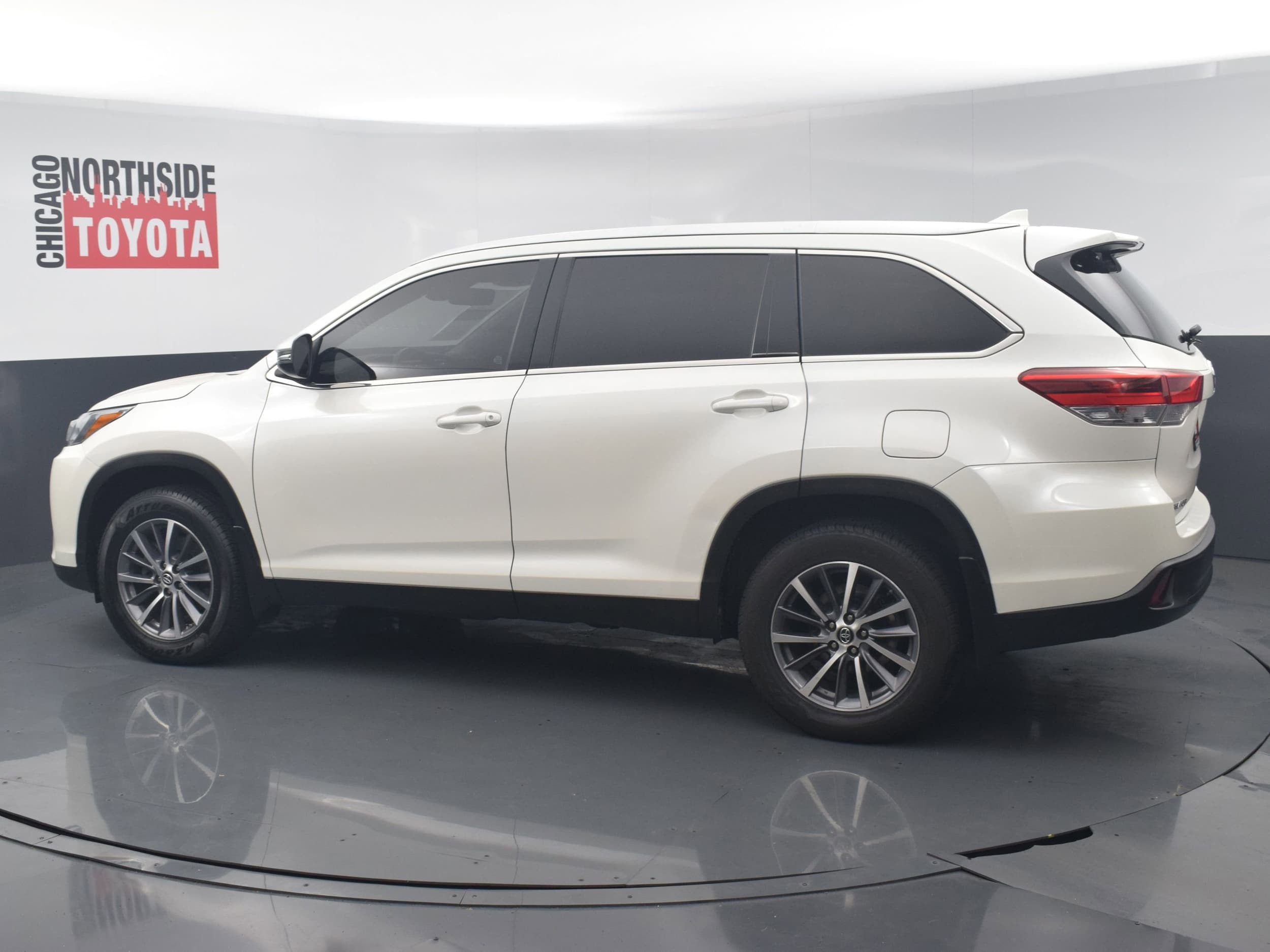 Used 2019 Toyota Highlander XLE with VIN 5TDJZRFH1KS588311 for sale in Chicago, IL