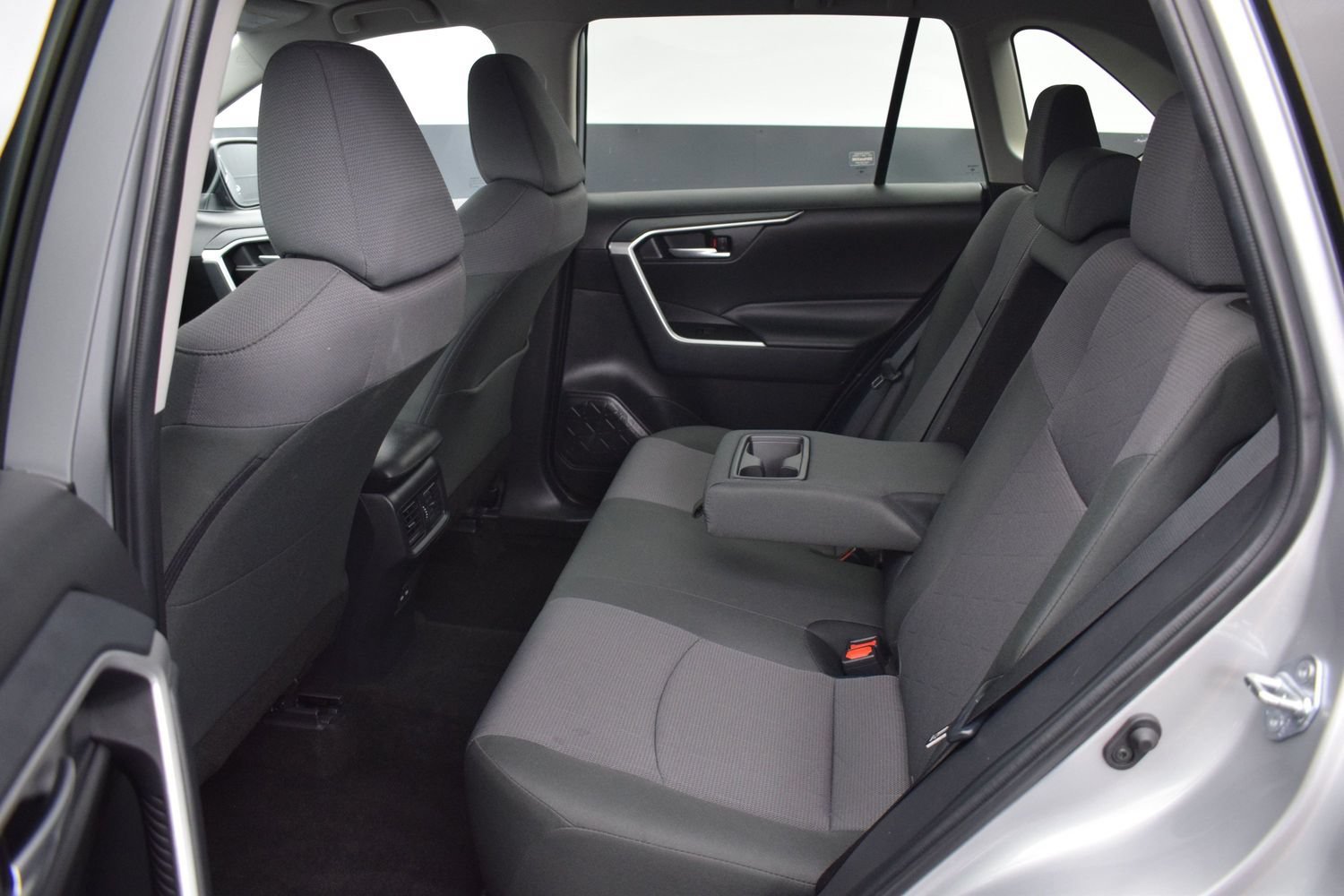 2025 Toyota RAV4 XLE - Photo 12
