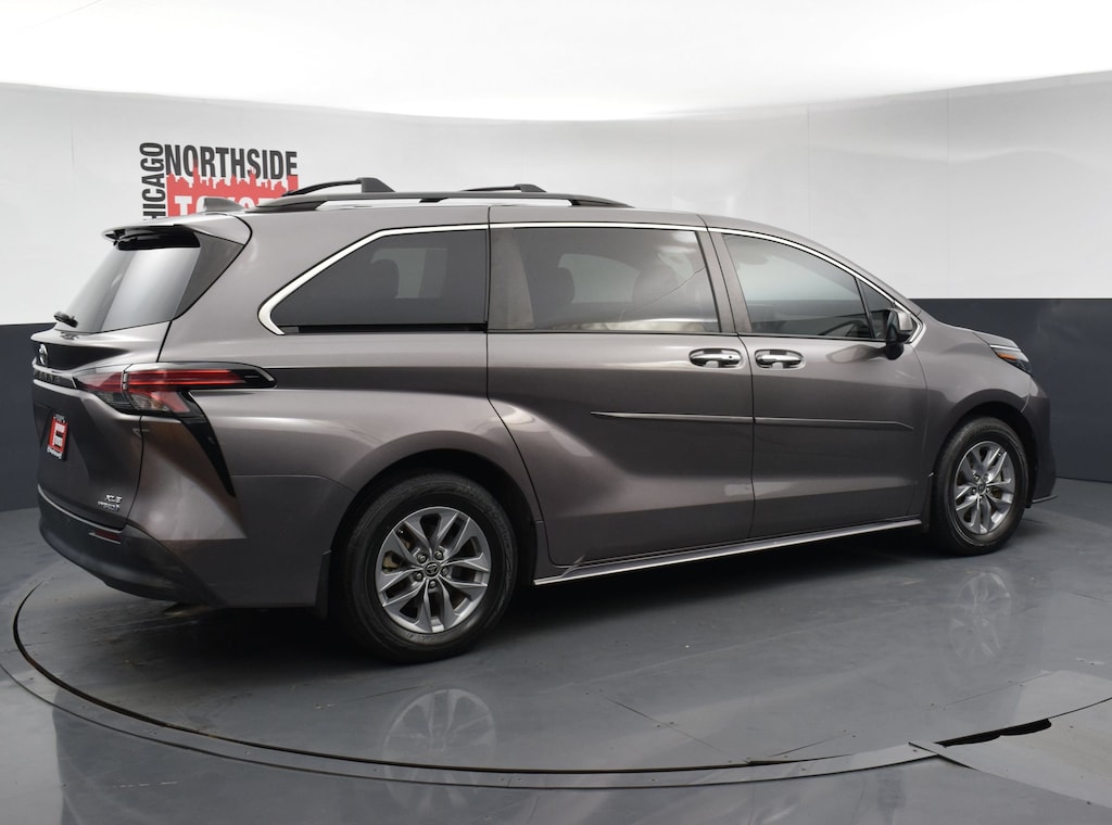 Used 2021 Toyota Sienna XLE Mini-van, Passenger