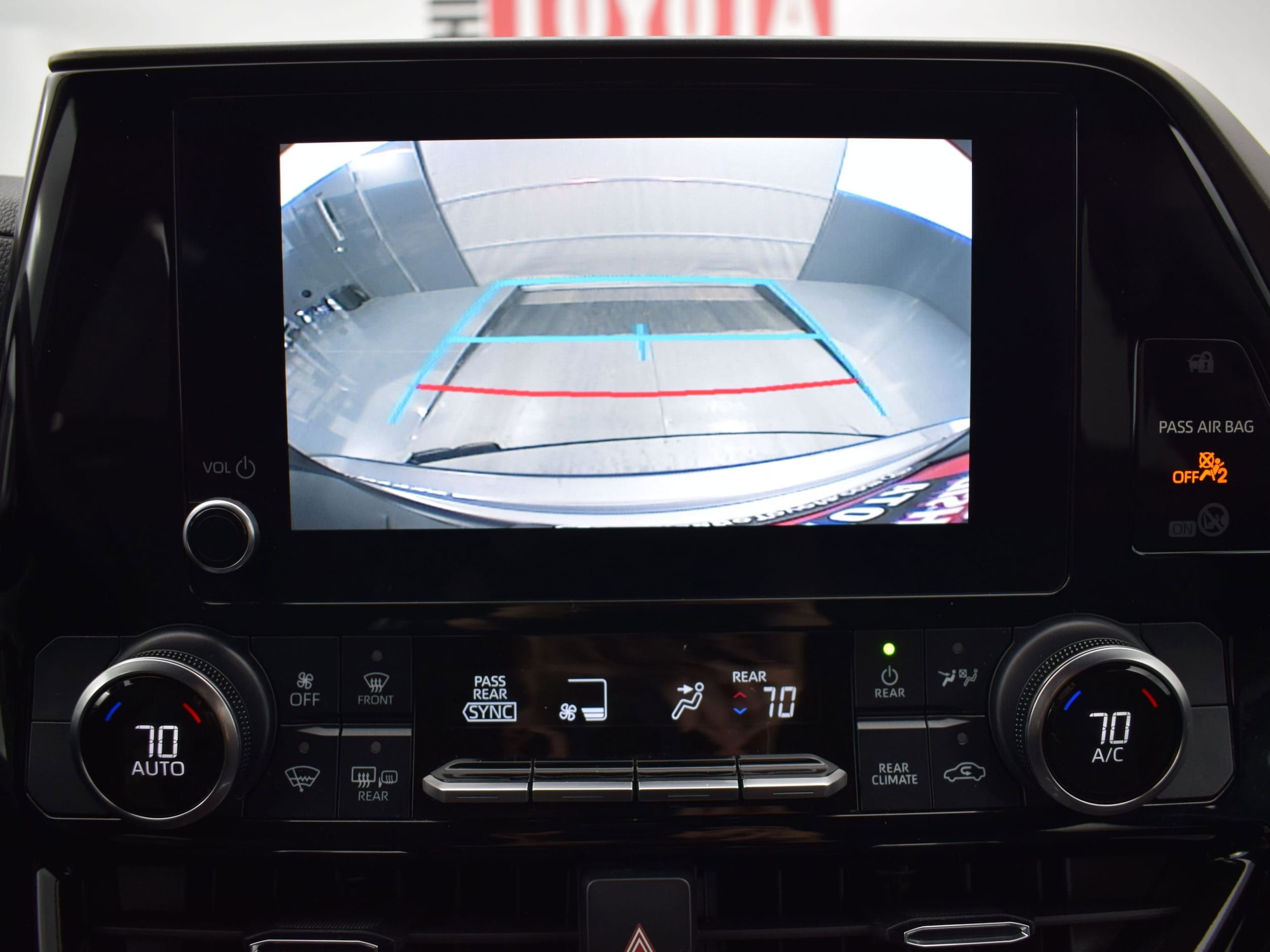 2024 Toyota Highlander LE - Photo 18