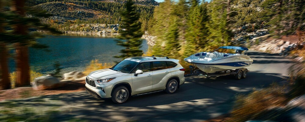 Toyota Highlander towing a boat