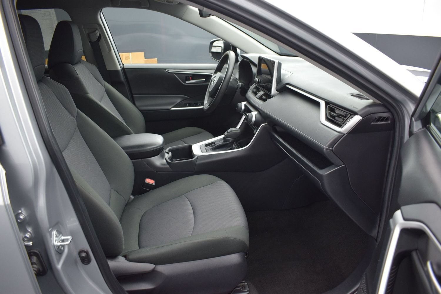 2025 Toyota RAV4 XLE - Photo 10