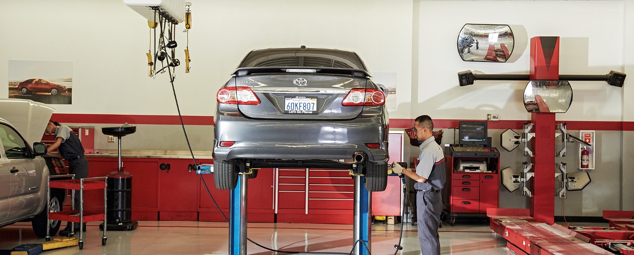 Toyota service tech takes off vehicle tires