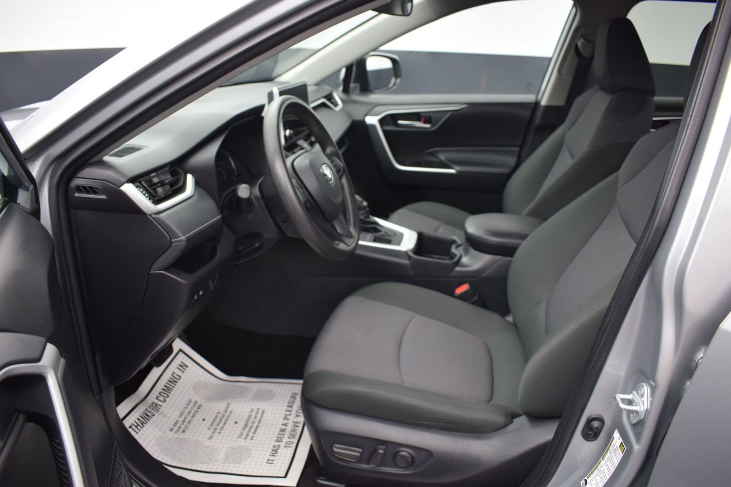 2025 Toyota RAV4 XLE - Photo 13