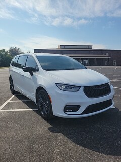 2026 Chrysler Pacifica SELECT Passenger Van